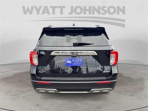 Used 2022 Ford Explorer XLT w/ Equipment Group 202A image 4
