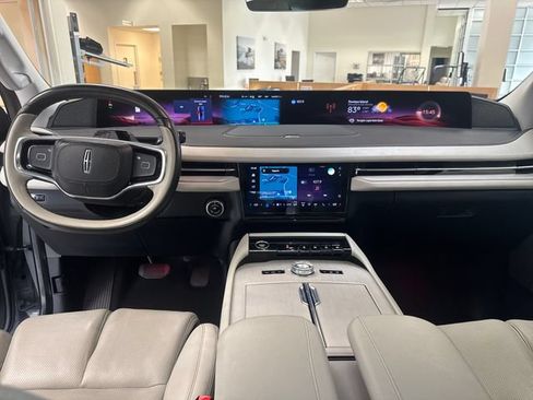 Used 2025 Lincoln Navigator Reserve AWD/4WD image 13