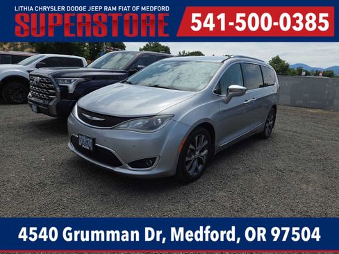 Used 2017 Chrysler Pacifica Limited FWD image 1