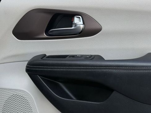 Used 2022 Chrysler Voyager LX image 25