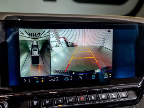 Used 2024 Chevrolet Silverado 2500 ZR2 w/ Technology Package image 11