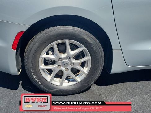 Used 2024 Chrysler Pacifica Touring-L FWD image 5