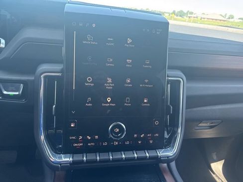 Used 2025 GMC Yukon Denali AWD/4WD image 12