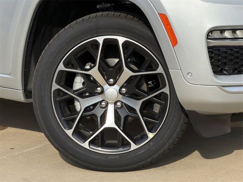 New 2025 Jeep Grand Cherokee Summit image 8