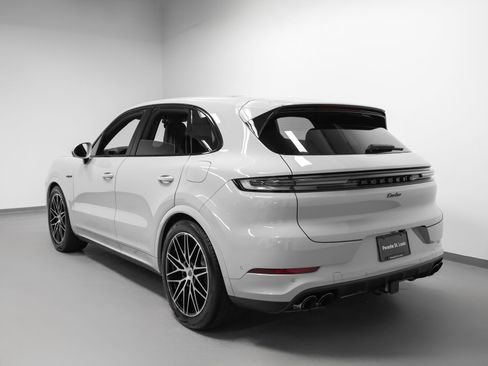 New 2026 Porsche Cayenne Turbo AWD/4WD image 3