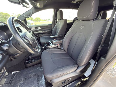 Used 2018 Chrysler Pacifica Touring Plus w/ S Appearance Package FWD image 11