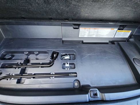 Used 2023 Toyota Highlander L image 25