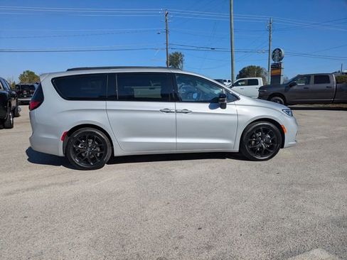 New 2026 Chrysler Pacifica Limited w/ S Appearance Package image 3