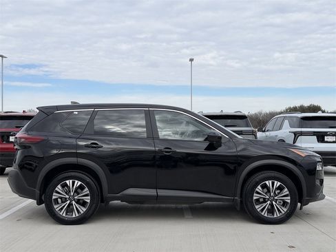 Used 2023 Nissan Rogue SV image 3