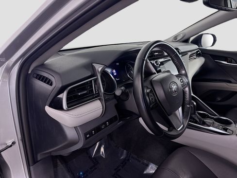 Used 2019 Toyota Camry XLE w/ Sunroof Package image 23