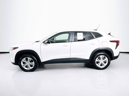 Used 2025 Chevrolet Trax LS image 4
