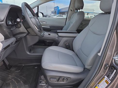 Used 2024 Toyota Sienna XLE image 10