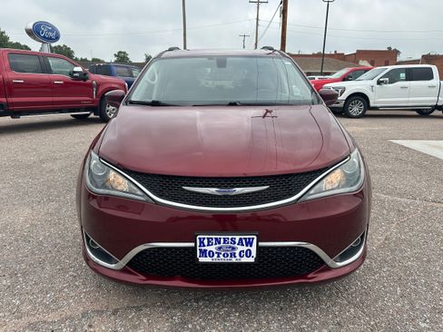 Used 2020 Chrysler Pacifica Touring-L FWD image 2