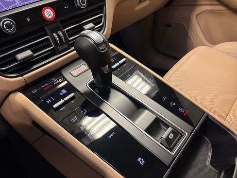 Used 2024 Porsche Macan image 36