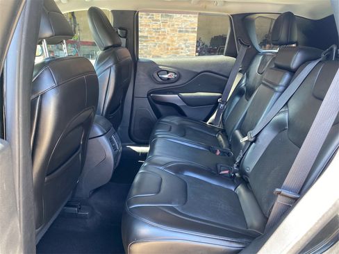 Used 2019 Jeep Cherokee Latitude Plus w/ Comfort/Convenience Group image 10