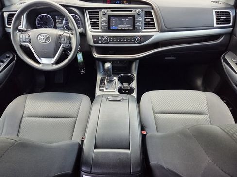 Used 2019 Toyota Highlander LE FWD image 13