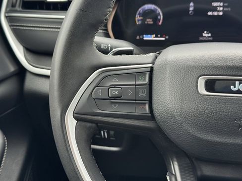 Used 2023 Jeep Grand Cherokee Laredo image 26