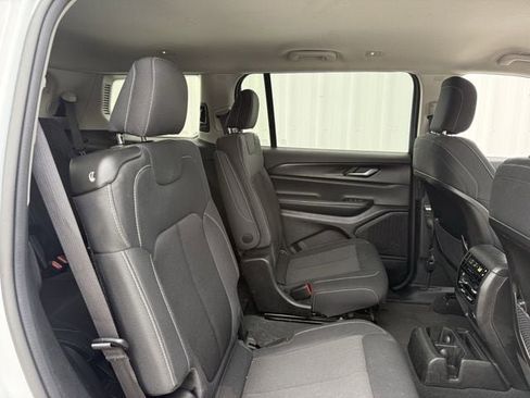 Used 2023 Jeep Grand Cherokee L Laredo image 29
