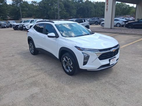 Used 2025 Chevrolet Trax LT w/ LT Convenience Package FWD image 6