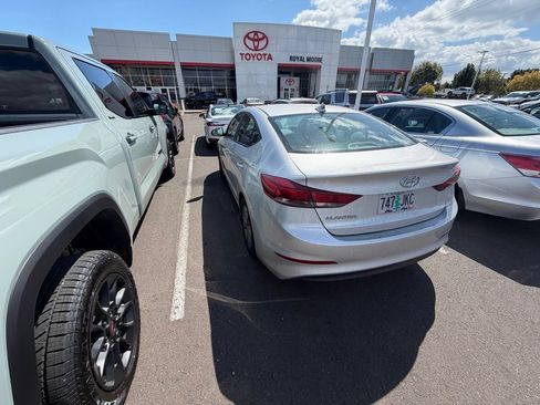 Used 2017 Hyundai Elantra SE FWD image 4