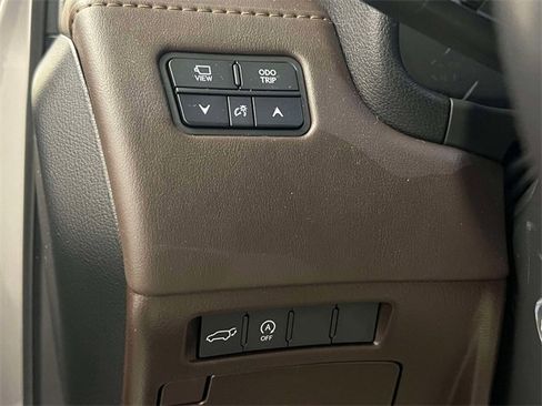 Used 2023 Lexus LX 600 4WD w/ Luxury Package image 22