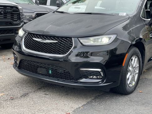 New 2026 Chrysler Pacifica Select image 9