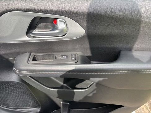 Used 2023 Chrysler Pacifica Touring FWD image 37
