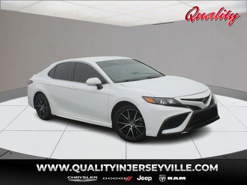 Used 2022 Toyota Camry SE image 1