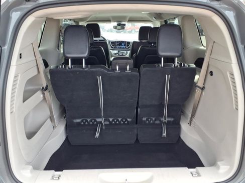 Used 2022 Chrysler Pacifica Touring-L image 10