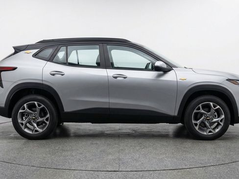 Used 2025 Chevrolet Trax LT FWD image 11