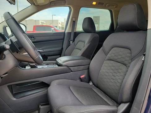 Used 2025 Nissan Pathfinder SV image 12