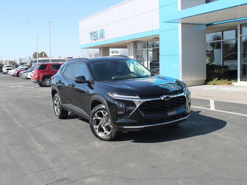 New 2026 Chevrolet Trax LT w/ Driver Confidence Package image 2