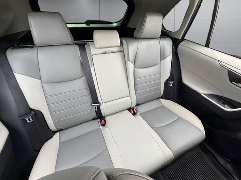 Used 2022 Toyota RAV4 XLE Premium image 20