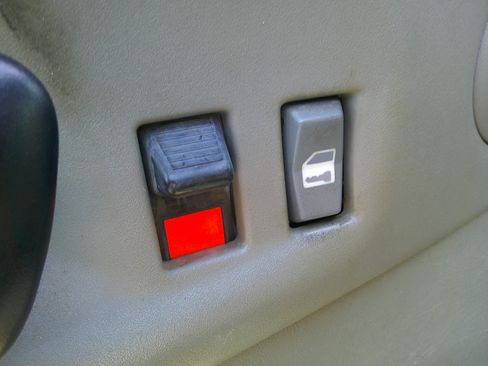 Used 2003 Chevrolet Astro w/ Convenience Pkg image 24