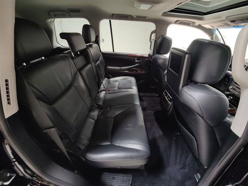 Used 2015 Lexus LX 570 4WD w/ Luxury Package image 18