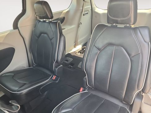 Used 2022 Chrysler Pacifica Limited FWD image 13