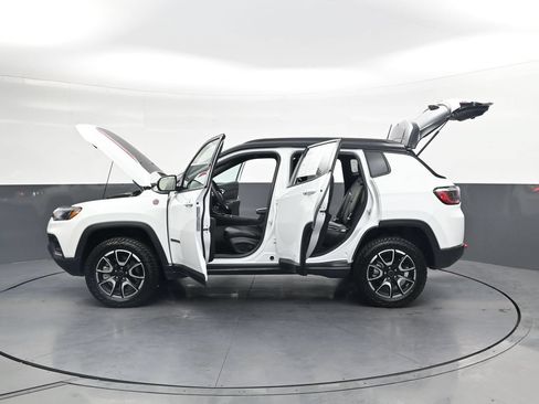 Used 2025 Jeep Compass Trailhawk w/ Trailhawk Convenience Group AWD/4WD image 53