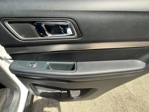 Used 2018 Ford Explorer XLT w/ Equipment Group 202A FWD image 29
