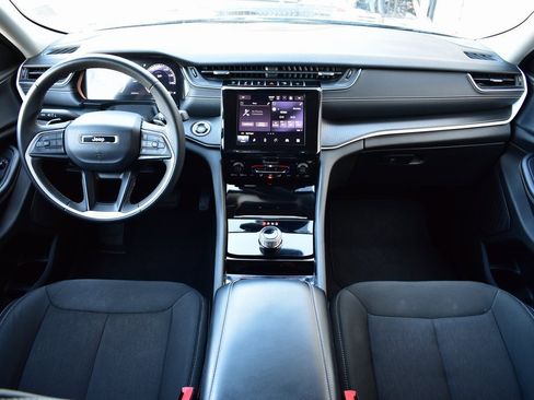 Used 2023 Jeep Grand Cherokee Laredo image 27