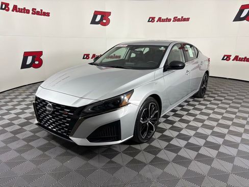 Used 2024 Nissan Altima 2.5 SR FWD image 2