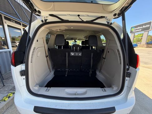 Used 2020 Chrysler Pacifica Touring-L image 22