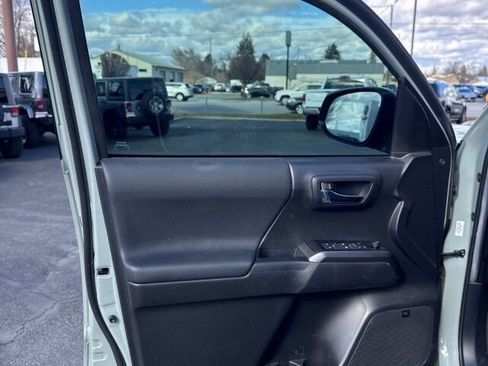 Used 2022 Toyota Tacoma TRD Sport w/ TRD Premium Sport Package image 9