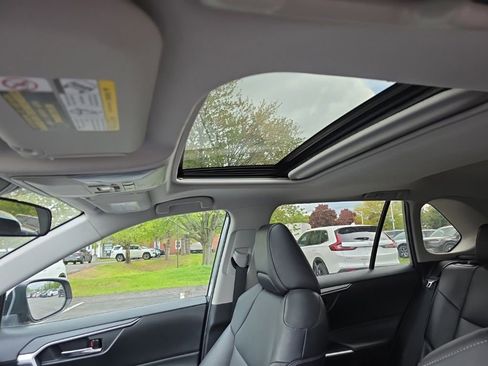 Used 2021 Toyota RAV4 XLE Premium AWD/4WD image 21