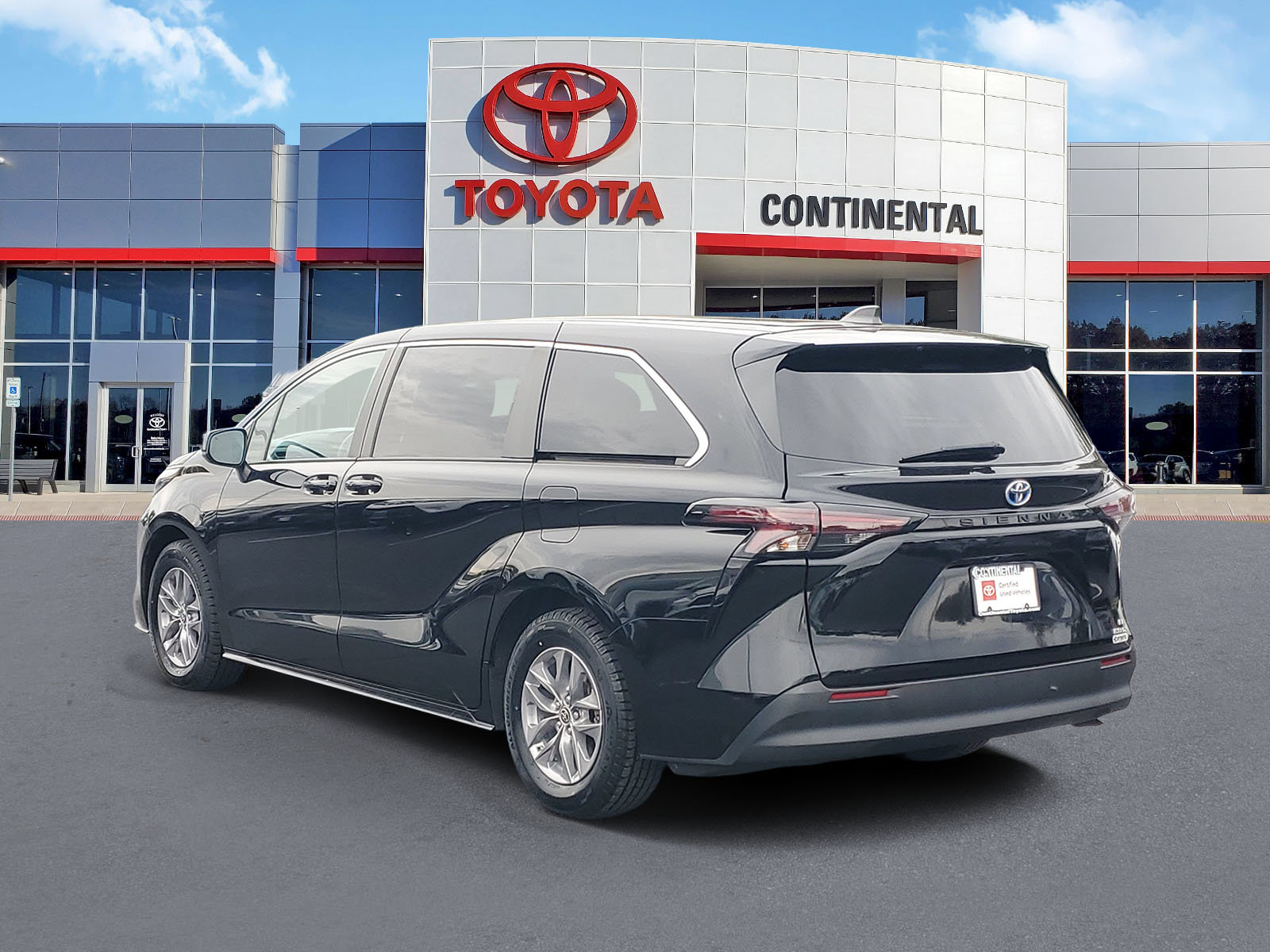Certified 2024 Toyota Sienna LE FWD image 4