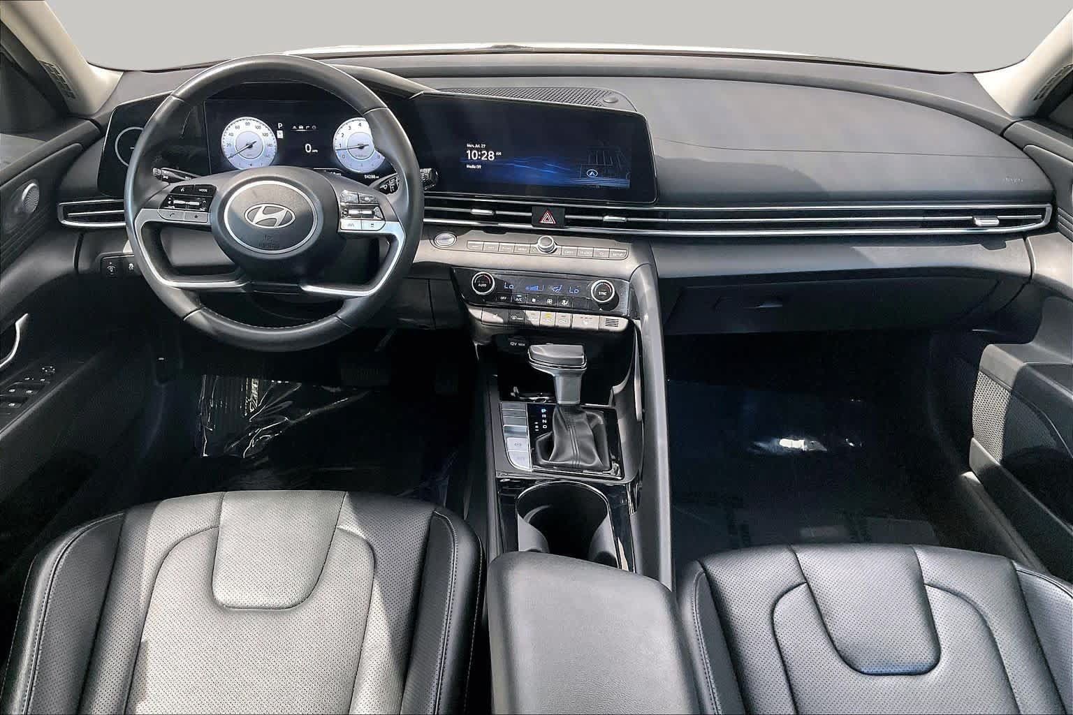 Certified 2025 Hyundai Elantra Limited FWD image 16