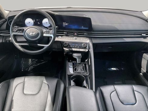 Certified 2025 Hyundai Elantra Limited FWD image 16