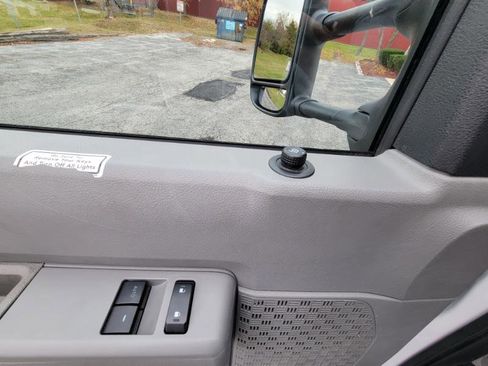 Used 2022 Ford E-350 and Econoline 350 Super Duty image 24