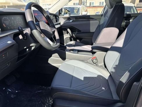 New 2026 Volkswagen Tiguan SE FWD image 12