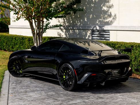 Used 2023 Aston Martin V8 Vantage Coupe image 2
