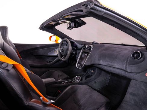 Used 2020 McLaren 600LT Spider RWD image 26